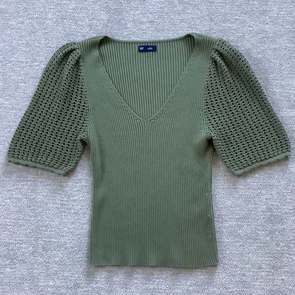 GAP Sage V-Neck Ribbed Knit Top with Crochet Sleeves Sz. L